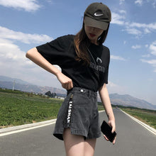 Afbeelding in Gallery-weergave laden, Denim shorts met Moskou motief
