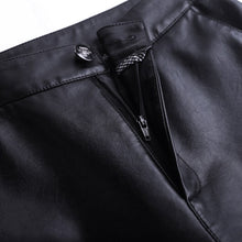 Afbeelding in Gallery-weergave laden, Gegraveerde leren shorts
