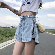 Afbeelding in Gallery-weergave laden, Denim shorts met Moskou motief
