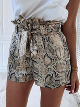 Afbeelding in Gallery-weergave laden, Myself snakeskin patroon shorts
