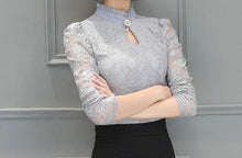Afbeelding in Gallery-weergave laden, Kanten blouse met Glamour versiering
